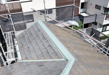東京都世田谷区 - 築20〜30年のアスベスト含む屋根をカバー工法でスーパーガルテクトに生まれ変わり！