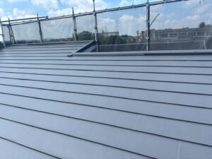 サムネイル画像 大阪府枚方市 築 - 10～20年のノンアスベストのスレート屋根をカバー工法でスーパーガルテクトにリフォーム！