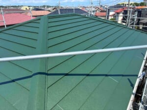サムネイル画像 神奈川県茅ヶ崎市 - 築30年以上の屋根を高耐久リフォーム！テイガクルーフでカバー工法