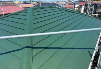 神奈川県茅ヶ崎市 - 築30年以上の屋根を高耐久リフォーム！テイガクルーフでカバー工法