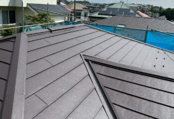 横浜市保土ケ谷区 - ノンアスベストのスレート屋根をスーパーガルテクトでカバー工法