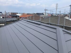 サムネイル画像 千葉県松戸市 - 築30〜40年のアスベスト入りスレートをカバー工法でスーパーガルテクトに施工！