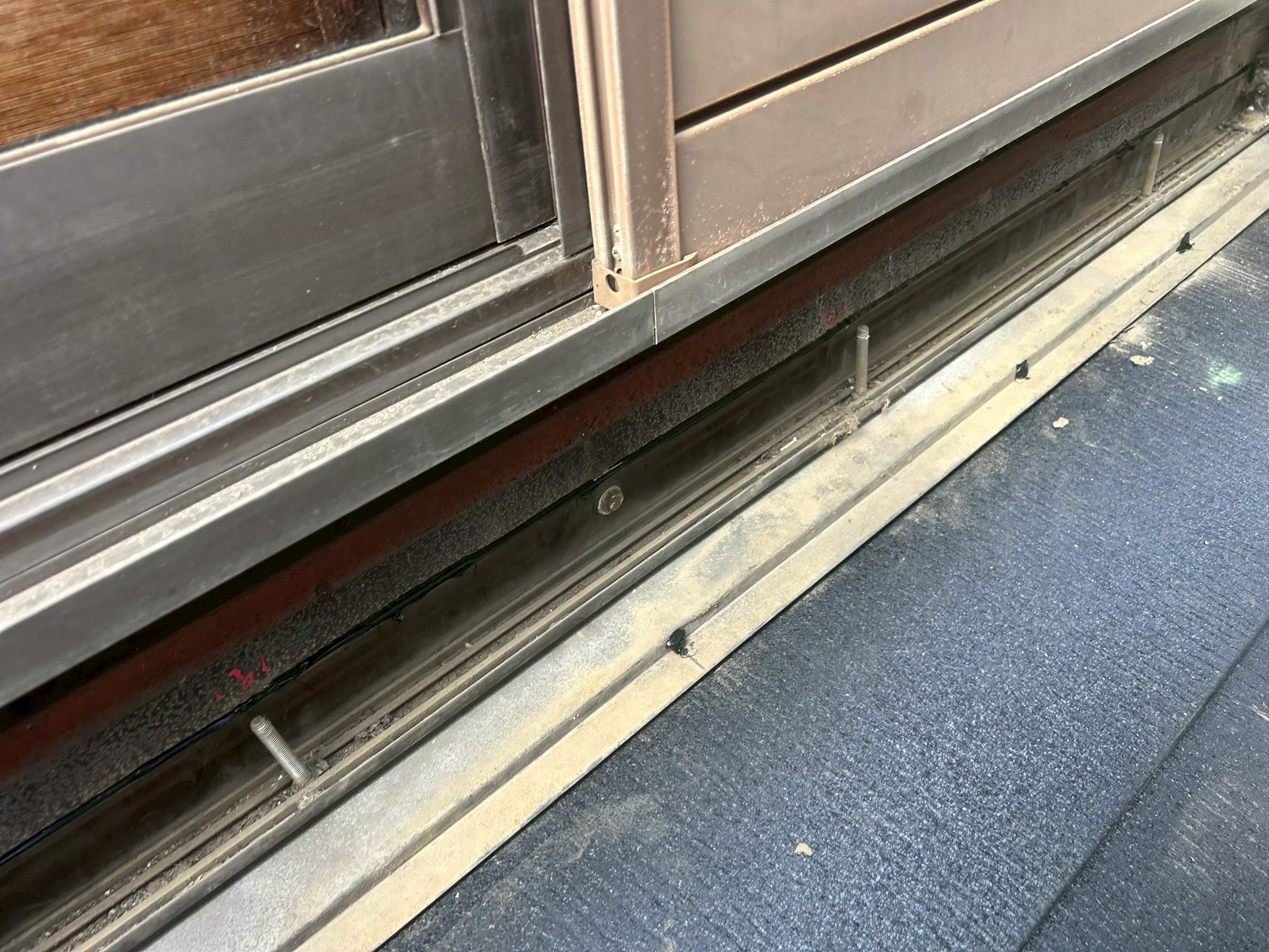 ベランダのサッシ下部分