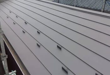 東京都江戸川区 - 築41年以上の瓦屋根を軽量化！防水性◎のガルテクトで葺き替えリフォーム