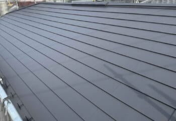 東京都江戸川区 - スーパーガルテクトフッ素で耐久性と断熱性を向上させる屋根葺き替え工法
