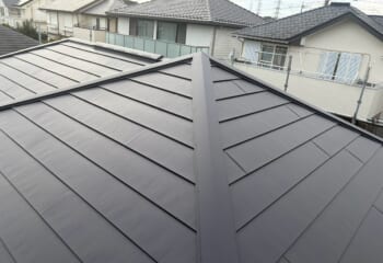 横浜市青葉区 - 築20〜30年のノンアスベスト屋根をカバー工法でスーパーガルテクトフッ素に変身＆天窓撤去！