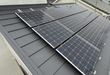 埼玉県坂戸市 - キャッチ工法でガルテクトの防水性を保つ屋根カバー工法と太陽光パネル脱着