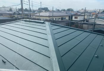 埼玉県熊谷市 - 築30〜40年の寄棟スレート屋根をカバー工法で金属屋根スーパーガルテクトにリフォーム工事!