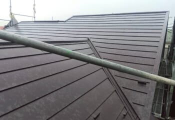 埼玉県鶴ヶ島市 - ガルテクトで徹底防水！ドーマー板金・雨どい交換も含む屋根カバー工法