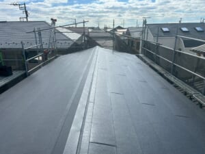 サムネイル画像 神奈川県藤沢市 - 天窓とベランダ下の難所も克服！スーパーガルテクトで屋根改修工事