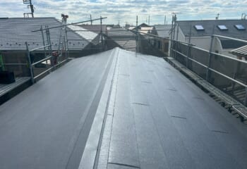 神奈川県藤沢市 - 天窓とベランダ下の難所も克服！スーパーガルテクトで屋根改修工事
