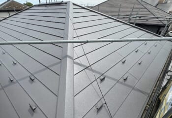 埼玉県久喜市 - 欠けた屋根を一新！高耐久で雨にも強いガルテクトのカバー工法リフォーム