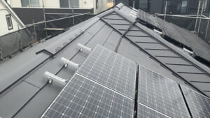 サムネイル画像 千葉県柏市 - 太陽光パネル脱着！スーパーガルテクトフッ素を千鳥葺きに屋根リフォーム