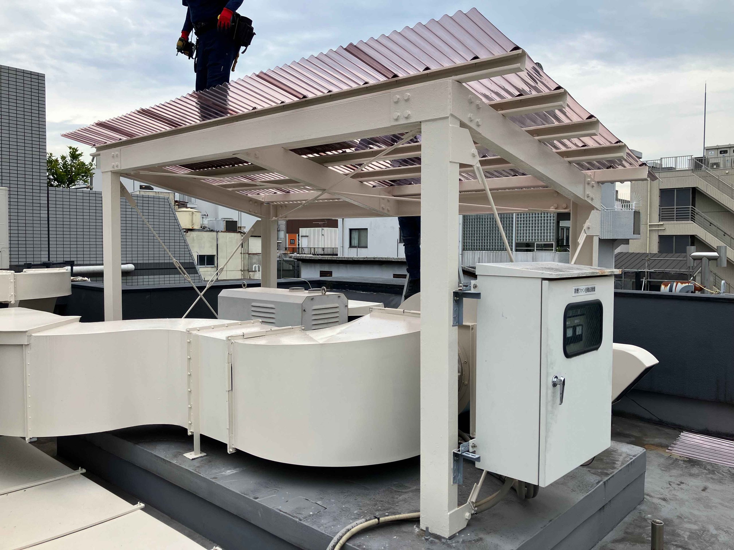 発電機の屋根も張り替え