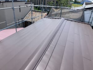 サムネイル画像 大阪市東淀川区 - 築20〜30年のスレート寄棟屋根をカバー工法でスーパーガルテクトへ！