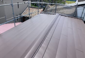 大阪市東淀川区 - 築20〜30年のスレート寄棟屋根をカバー工法でスーパーガルテクトへ!