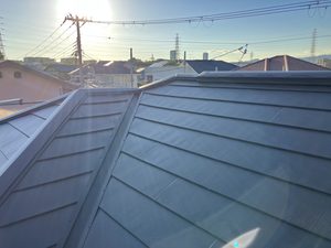 サムネイル画像 大阪府吹田市 - 築20〜30年のスレート複合屋根を葺き替えてスーパーガルテクトに大変身！