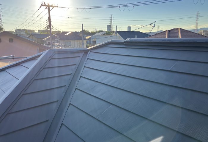 大阪府吹田市 - 築20〜30年のスレート複合屋根を葺き替えてスーパーガルテクトに大変身！