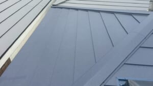 サムネイル画像 大阪市東淀川区 - 天窓・雨どいも見直すスーパーガルテクトのカバー工法で雨に強い屋根へ