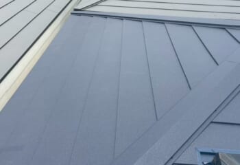 大阪市東淀川区 - 天窓・雨どいも見直すスーパーガルテクトのカバー工法で雨に強い屋根へ