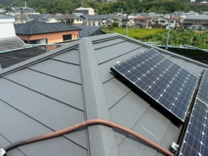 サムネイル画像 和歌山県和歌山市 - 築20〜30年のスレート屋根と太陽光パネル脱着！スーパーガルテクトにリフォーム工事！