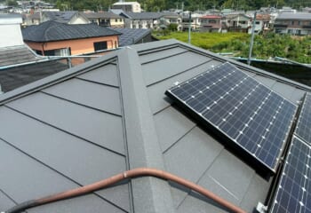 和歌山県和歌山市 - 築20〜30年のスレート屋根と太陽光パネル脱着！スーパーガルテクトにリフォーム工事！
