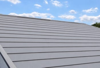 東京都杉並区 - 片流れ屋根を野地板から一新！スーパーガルテクトの葺き替え工法工事
