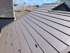 サムネイル画像 埼玉県ふじみ野市 - 傷んだスレート屋根を丈夫で雨水に強いテイガクルーフへカバー工法工事