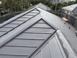 サムネイル画像 千葉県船橋市 - 築20〜30年のパミール屋根をカバー工法でスーパーガルテクトへ！