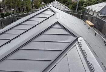 千葉県船橋市 - 築20〜30年のパミール屋根をカバー工法でスーパーガルテクトへ！