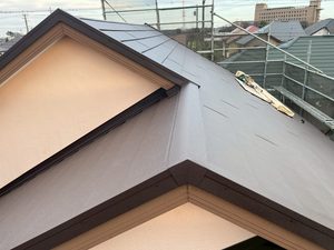 サムネイル画像 神奈川県綾瀬市 - スレート屋根をスーパーガルテクトでカバー工法とバルコニーの防水トップコート工事