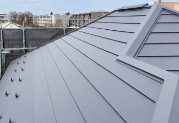 東京都杉並区 - 防水性・断熱性が向上！スーパーガルテクトのカバー工法で屋根リフォーム