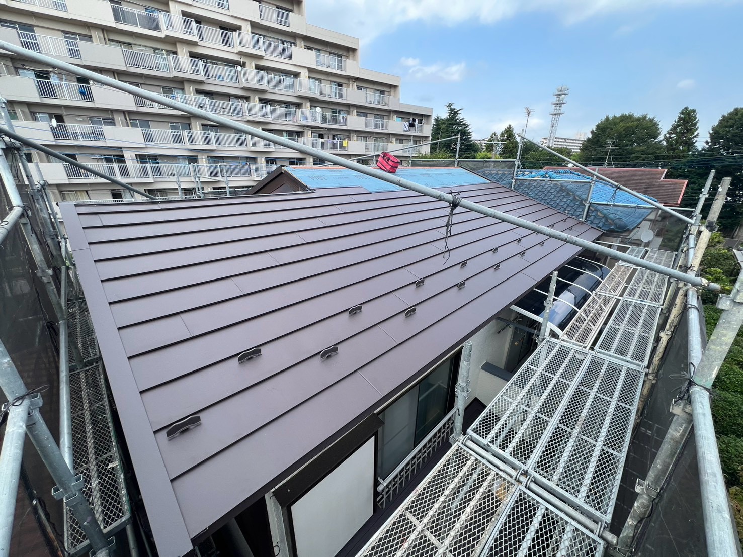 新しい屋根材を設置
