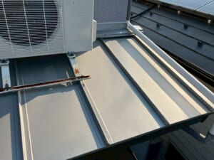 サムネイル画像 東京都西多摩郡 - 雨漏りが発生した下屋根を補修！トタンから立平屋根へ葺き替え