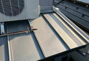 東京都西多摩郡 - 雨漏りが発生した下屋根を補修！トタンから立平屋根へ葺き替え
