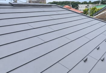 相模原市中央区 - 機能性◎の高耐久スーパーガルテクトで屋根カバー工法リフォーム