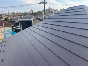 サムネイル画像 東京都八王子市 - 築10～20年の劣化したスレート屋根をカバー工法でテイガクルーフへ！