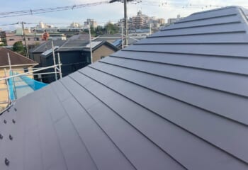 東京都八王子市 - 築10～20年の劣化したスレート屋根をカバー工法でテイガクルーフへ！