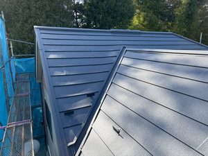 サムネイル画像 東京都八王子市 - 割れが見られたスレート屋根をスーパーガルテクトでカバー工法