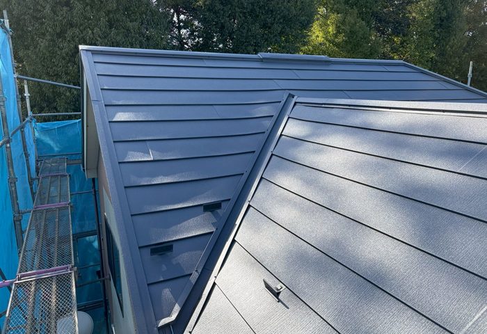 東京都八王子市 - 割れが見られたスレート屋根をスーパーガルテクトでカバー工法